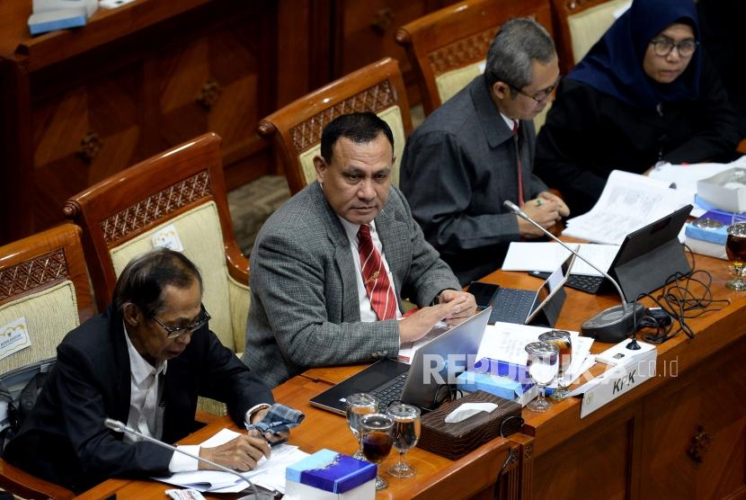 Ketua Komisi Pemberantasan Korupsi (KPK) Firli Bahuri saat mengikuti Rapat Dengar Pendapat (RDP) dengan Komisi III DPR di Kompleks Parlemen, Jakarta, Senin (27/1).