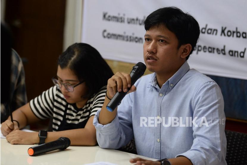 Wakil Koordinator KontraS Rivanlee Ananda (kanan) mengungkapkan turut sertanya polisi dalam pendaftaran anggota di Lembaga Non Struktural sudah pernah terjadi sebelumnya.