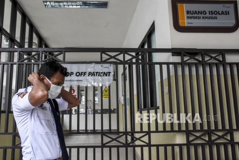 Petugas keamanan menggunakan masker di depan Ruang Isolasi Infeksi Khusus Kemuning, untuk pasien yang terkena virus corona di RSUP Hasan Sadikin, Kota Bandung, Senin (27/1).