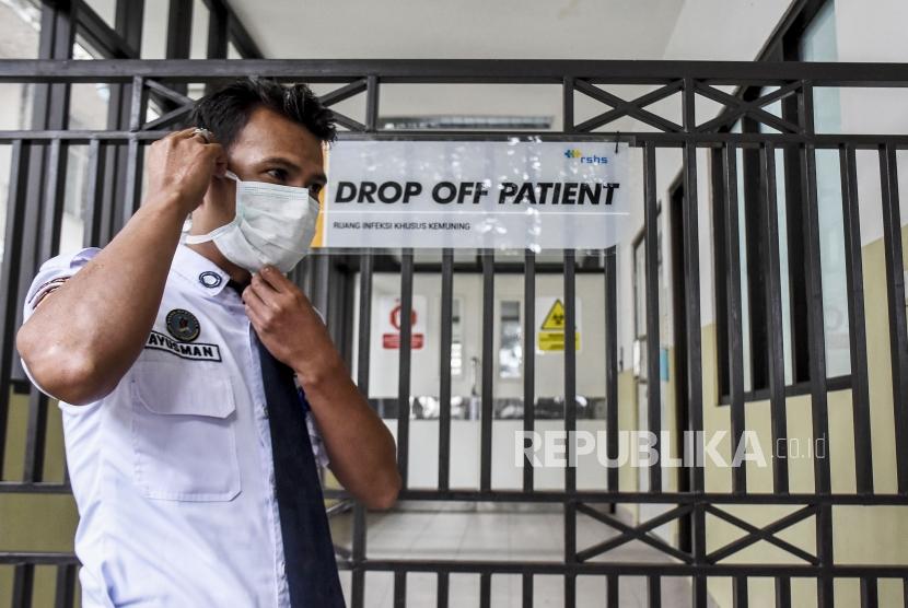 Petugas keamanan menggunakan masker di depan Ruang Isolasi Infeksi Khusus Kemuning, untuk pasien yang terkena virus corona di RSUP Hasan Sadikin, Kota Bandung, Senin (27/1).