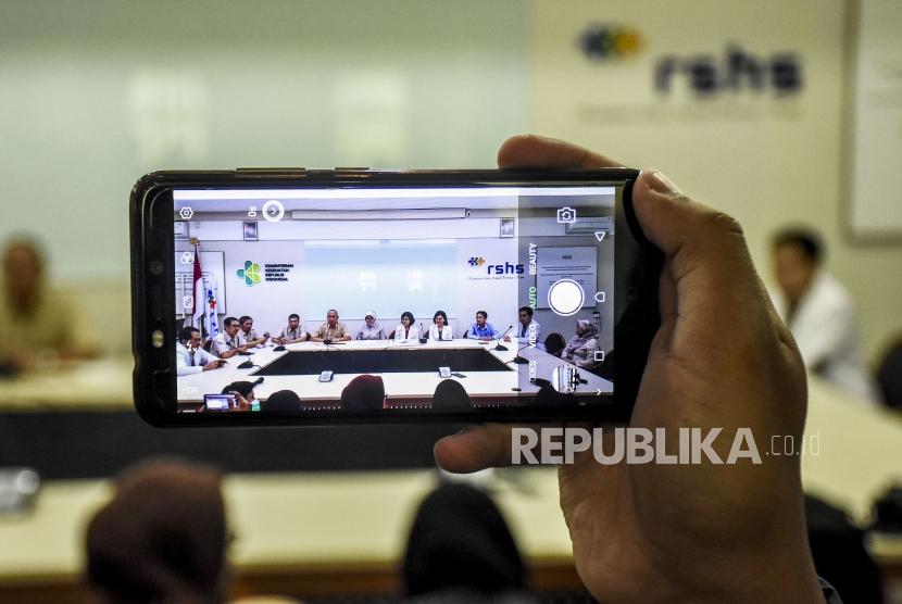 Seorang awak media mengambil gambar konferensi pers terkait pasien suspect Novel Coronavirus (nCoV) menggunakan gawai di RSUP Hasan Sadikin, Kota Bandung, (ilustrasi).