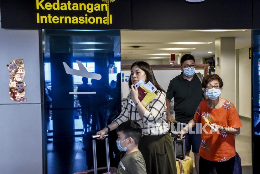 Terkait wabah virus corona, sejumlah penumpang pesawat mengenakan masker di Bandar Udara Husein Sastranegara, Kota Bandung, Senin (27/1).