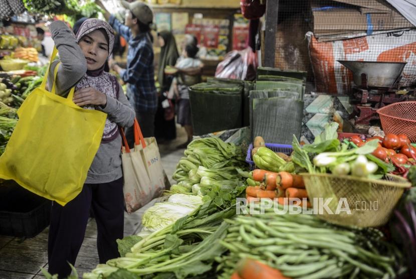Pembeli membawa belanjaannya di dalam tas di Pasar Tebet Barat, Jakarta, Selasa (28/1).