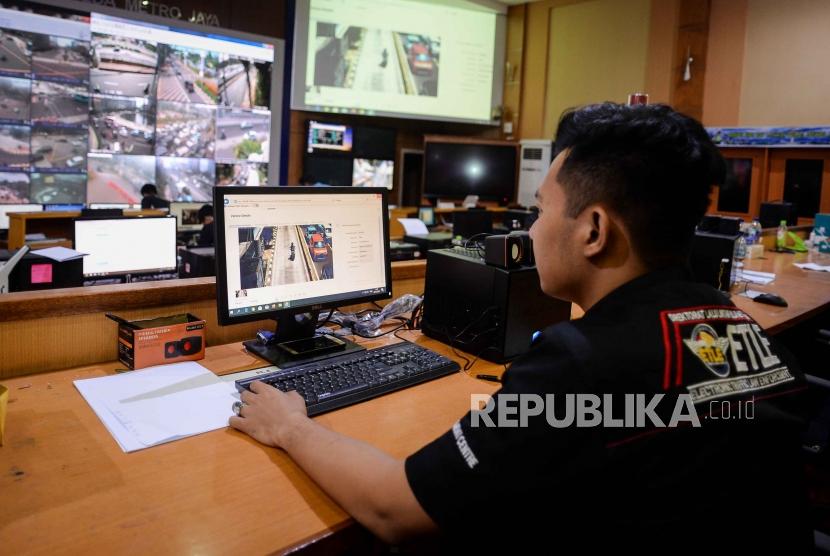 Petugas back office ETLE Traffic Management Center (TMC) Polda Metro Jaya menganalisa pelanggaran roda dua di Gedung Regional Traffic Management Center (TMC), Polda Metro Jaya, Jakarta, Selasa (28/1).