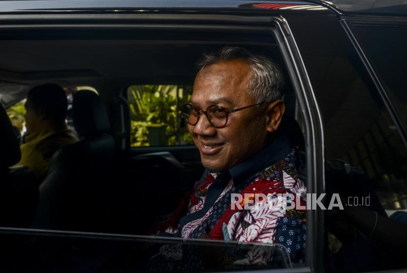 Ketua KPU Arief Budiman usai menjalani pemeriksaan di Gedung KPK, Jakarta, Selasa (28/1).