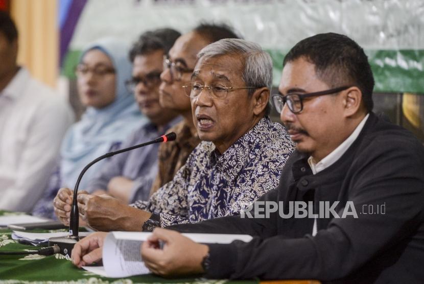 Ketua PP Muhammadiyah Bidang Hukum dan HAM Busyro Muqoddas (kedua kanan) bersama Ketua Majelis Hukum dan HAM PP Muhammadiyah Trisno Raharjo (kanan) dan Guru Besar Fakultas Kehutanan IPB Hariadi Kartodihardjo (ketiga kanan) memberikan keterangan saat konferensi pers usai menggelar pertemuan tertutup di kantor PP Muhammadiyah, Jakarta, Selasa (28/1).