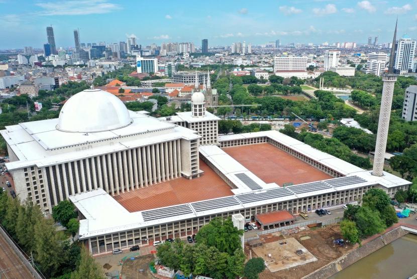 Islam moderat di Indonesia menjadi modal promosi di dunia internasional. Foto udara renovasi Masjid Istiqlal di Jakarta, Selasa (28/1/2020).