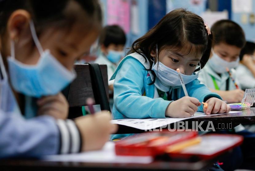 Siswa sebuah sekolah cina di Quezon City, Metro Manila, Filipina mengenakan masker menyusul wabah virus corona yang menyebar luas dan cepat di China daratan, Selasa (28/1).(ELOISA LOPEZ/REUTERS)