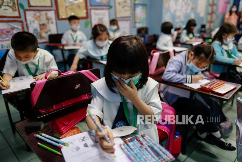 Siswa sebuah sekolah cina di Quezon City, Metro Manila, Filipina mengenakan masker menyusul wabah virus corona yang menyebar luas dan cepat di China daratan. Negara-negara di Asia Tenggara tengah berperang melawan epidemi Covid-19. Ilustrasi. 