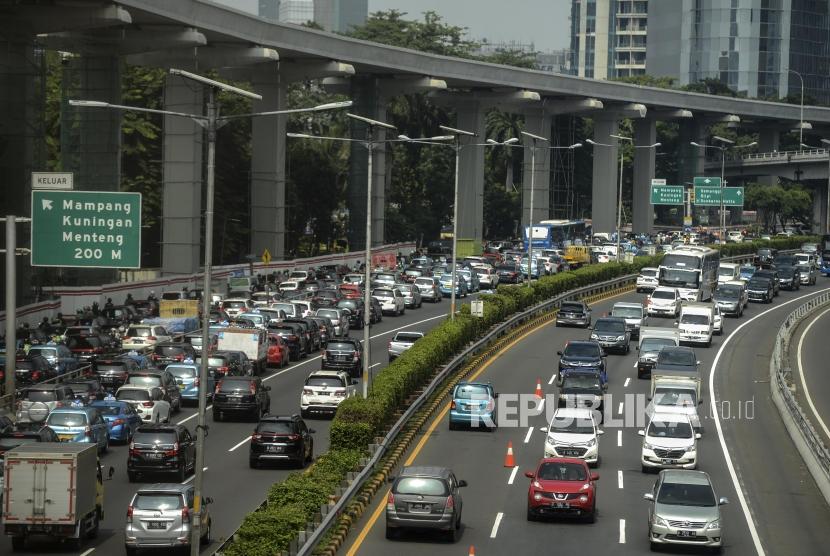 Sejumlah kendaraan saat melintasi ruas tol dalam kota di Jakarta, Rabu (29/1).(Republika/Putra M. Akbar)