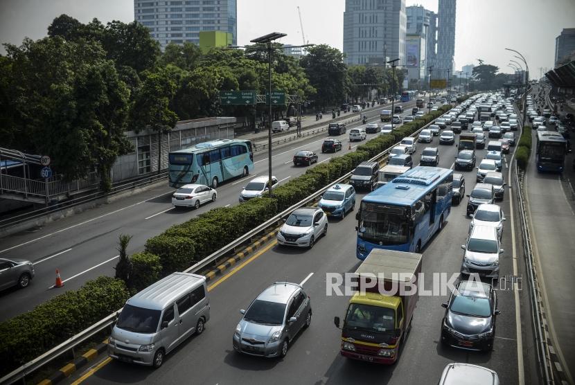 Sejumlah kendaraan terjebak kemacetan saat melintasi ruas tol dalam kota di Jakarta, Rabu (29/1).