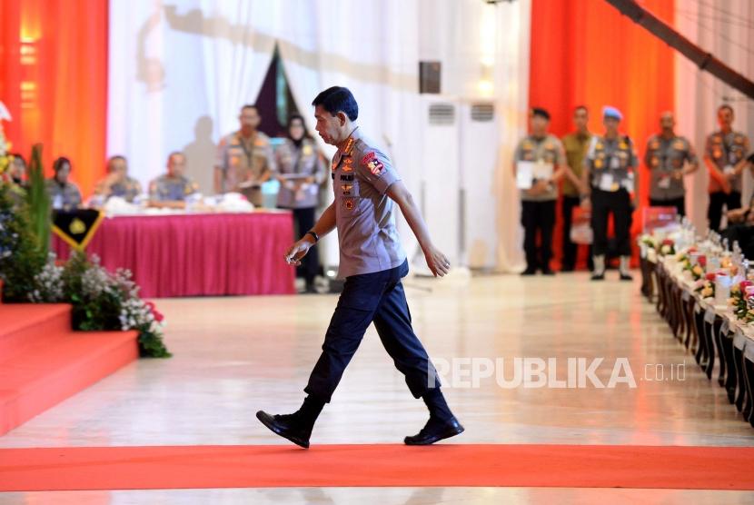 Soal Harun Masiku: Kapolri Jenderal Pol Idham Aziz berjalan untuk memberikan sambutan pada Rapat Pimpinan (Rapim) Polri Tahun 2020 di Jakarta, Rabu (29/1).
