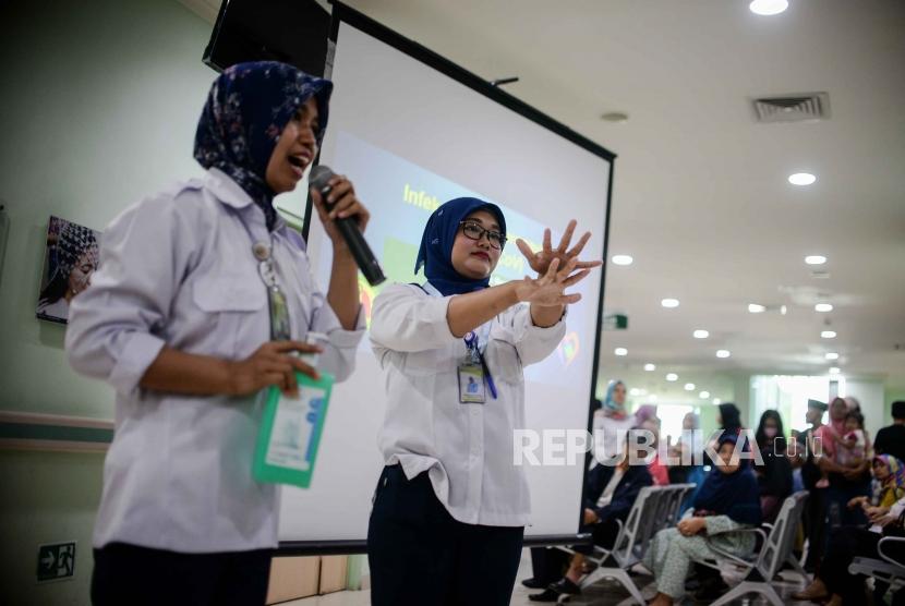 Petugas Pencegahan dan Pengendalian Infeksi (PPI) RSUD mempraktikan cara mencuci tangan yang benar saat penyuluhan terkait pencegahan dan edukasi infeksi novel corona virus.