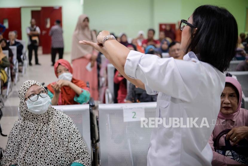 Dinkes Sumsel Minta Masyarakat Berperilaku Hidup Bersih. Foto ilustrasi petugas mempraktikkan cara mencuci tangan yang benar.