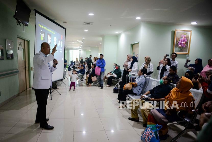 Sejumlah pasien mengikuti penyuluhan dan edukasi mengenai infeksi novel coronavirus (2019-nCov) di RSUD Pasar Minggu