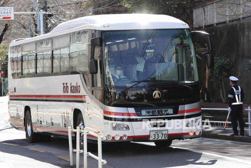 Bus pembawa warga negara Jepang yang dievakuasi dari Wuhan China oleh pemerintah Jepang tiba di National Center for Global Health and Medicine, Tokyo, Rabu (29/1). Ratusan warga negara asing telah dievakuasi dari kota Wuhan.