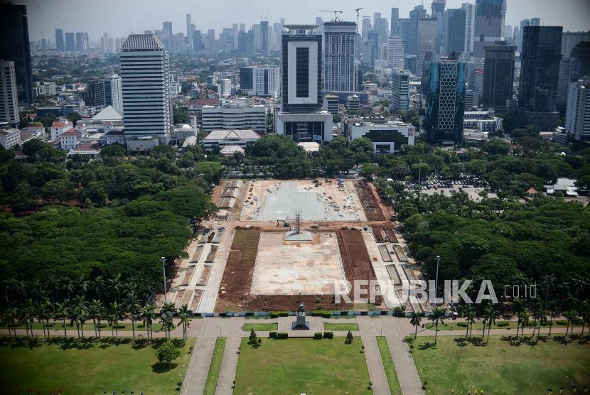 Suasana revitalisasi Taman Plaza Selatan Monas yang diberhentikan di Jakarta, Rabu (29/1).
