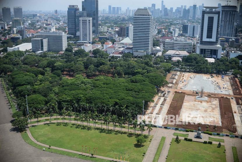 Suasana revitalisasi Taman Plaza Selatan Monas yang diberhentikan di Jakarta, Rabu (29/1).