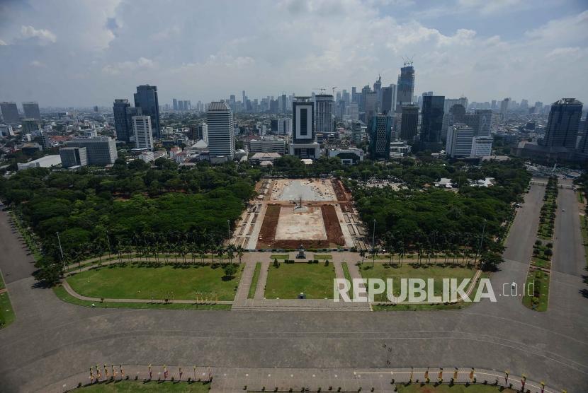 Suasana revitalisasi Taman Plaza Selatan Monas yang diberhentikan di Jakarta, Rabu (29/1).