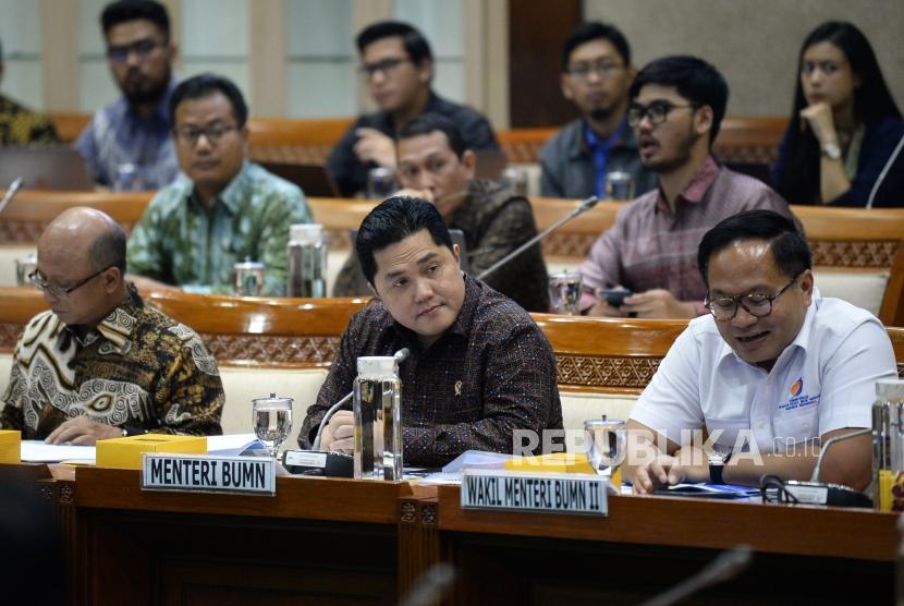 Menteri BUMN Erick Thohir bersama Wakil Menteri BUMN Kartika Wirjoatmodjo dan Direktur Utama PT Asuransi Jiwasraya Hexana Tri Sasongko mengikuti rapat dengan panitia kerja (Panja) di ruangan Komisi VI DPR, di kompleks Parlemen, Jakarta, Rabu (29/1).