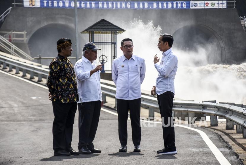 Presiden Joko Widodo (kanan) berbincang dengan Menteri PUPR Basuki Hadimuljono (kedua kiri), Gubernur Jawa Barat Ridwan Kamil (kedua kanan) dan Bupati Bandung Dadang M Nasser (kiri) saat peresmian Terowongan Air Nanjung di Margaasih, Kabupaten Bandung, Rabu (29/1).