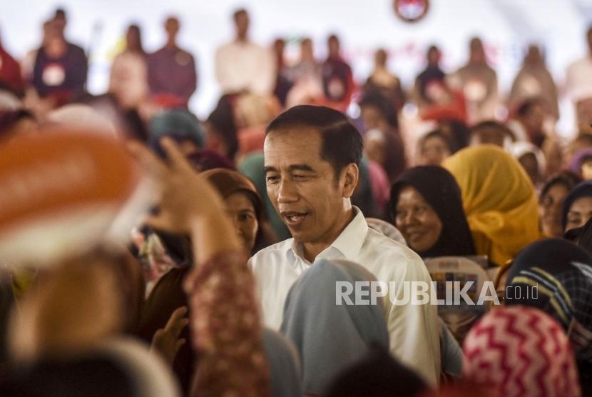 Presiden Joko Widodo menyapa sejumlah warga Keluarga Penerima Manfaat (KPM) saat acara Penyerahan Program Keluarga Harapan Tahap I Tahun 2020 di Lapangan Rajawali, Kota Cimahi, Rabu (29/1).