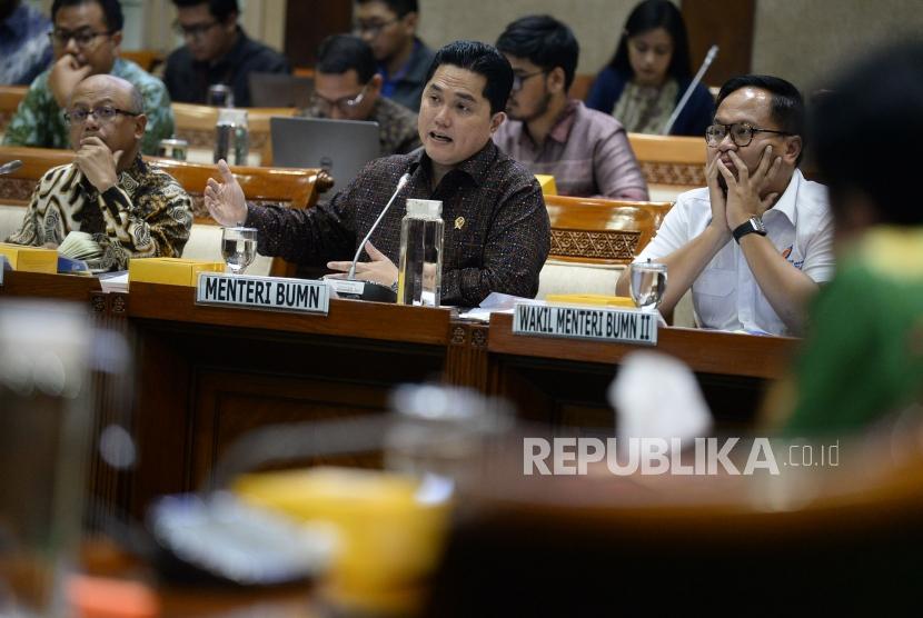 Menteri BUMN Erick Thohir bersama Wakil Menteri BUMN Kartika Wirjoatmodjo dan Direktur Utama PT Asuransi Jiwasraya Hexana Tri Sasongko mengikuti rapat dengan panitia kerja (Panja) di ruangan Komisi VI DPR, di kompleks Parlemen, Jakarta, Rabu (29/1).