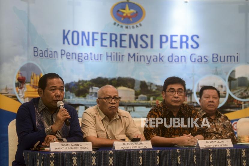 Direktur BBM BPH Migas Patuan Alfon S bersama Komite BPH Migas M. Lobo Balia, M. Ibnu Fajar dan Sumihar Panjaitan (dari kiri) memberikan keterangan saat konferensi pers di Jakarta, Rabu (29/1).