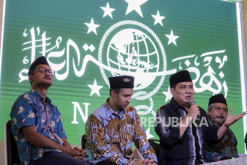 Sekjen PBNU Helmy Faishal Zaini (kedua kanan) bersama Wasekjen PBNU Imam Pituduh (kanan) Founder Alvara Research Center Hasanuddin Ali dan CEO KESAN Hamdan Hamedan (dari kiri) memberikan paparan pada acara Sosial Media NU Gathering di Kantor PBNU, Jakarta, Rabu (29/1).(Republika/Putra M. Akbar)