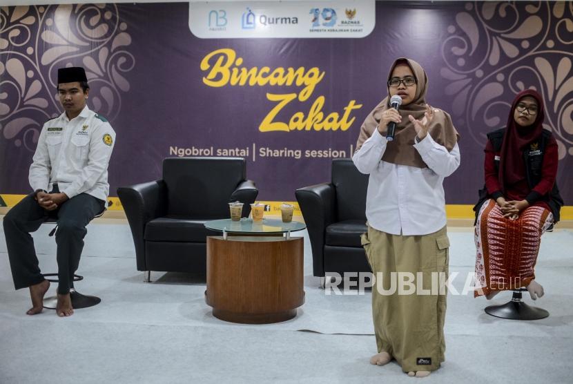 Relawan lembaga beasiswa Baznas Aqmar Jalilah (kanan) bersama relawan layanan aktif Baznas Tuminah (tengah) memberikan paparan pada acara Bincang Zakat di Kantor Baznas, Jakarta, Rabu (29/1).