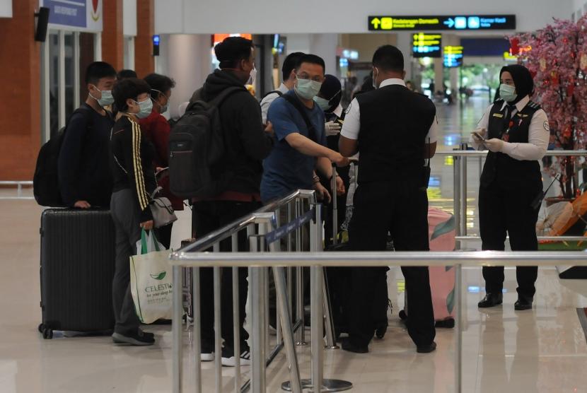 Sejumlah wisatawan dari negara China antre saat memasuki pintu terminal keberangkatan Bandara Adi Soemarmo, Boyolali, Jawa Tengah, Rabu (29/1). Kementerian Perhubungan (Kemenhub) memastikan Bandara Adi Soemarmo Solo kembali dibuka. 