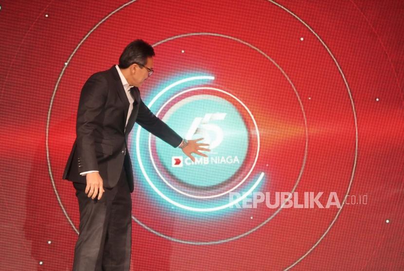 Presiden Direktur CIMB Niaga Tigor M. Siahaan menekan tombol virtual pada acara peluncuran Kartu Kredit Korporasi - Virtual Card Number (VCN) dan aplikasi mobile banking BizChannel@CIMB Mobile Jakarta, Kamis (30/1).