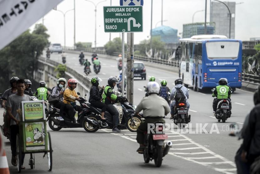 Sejumlah pengendara motor melawan arus di Jalan TB Simatupang, Jakarta, Kamis (30/1).(Republika/Putra M. Akbar)