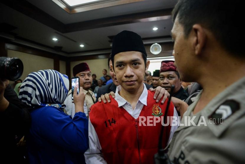 Terdakwa kasus aksi unjukrasa pelajar pembawa bendera merah putih di gedung DPR Dede Lutfi Alfiandi bersiap mengikuti sidang putusan di Pengadilan Negeri Jakarta Pusat, Kamis (30/1).