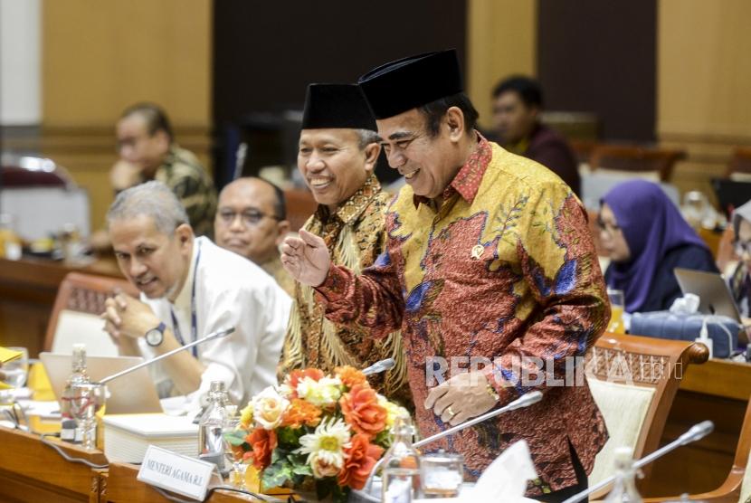 Menteri Agama Fachrul Razi mengikuti rapat kerja dengan Komisi VIII DPR di Kompleks Parlemen, Senayan, Jakarta, Kamis (30/1).