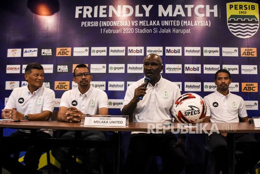 Pelatih Melaka United Zainal Abidin Hassan (kedua kanan) didampingi ofisial tim menjawab pertanyaan wartawan saat konferensi pers di Graha Persib, Jalan Sulanjana, Kota Bandung, Jumat (31/1).
