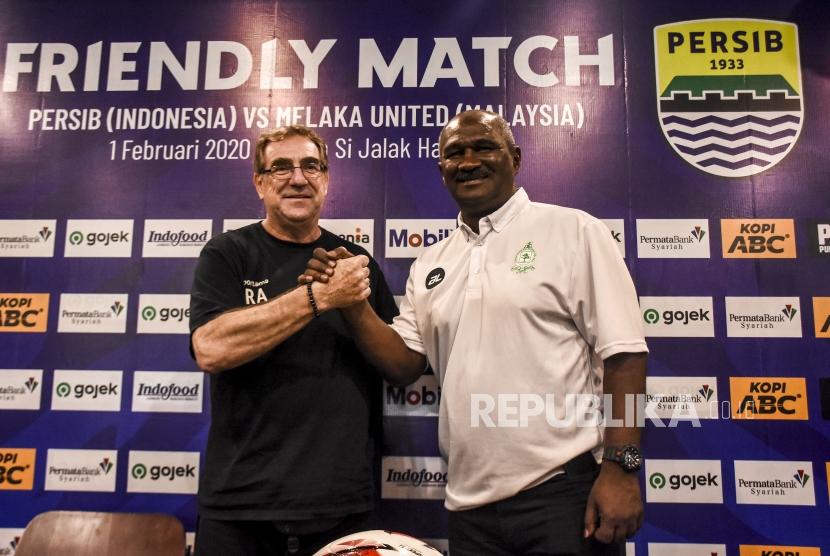 Pelatih Persib Bandung Robert Rene Alberts (kiri) bersalaman dengan Pelatih Melaka United Zainal Abidin Hassan (kanan) saat konferensi pers di Graha Persib, Jalan Sulanjana, Kota Bandung, Jumat (31/1).