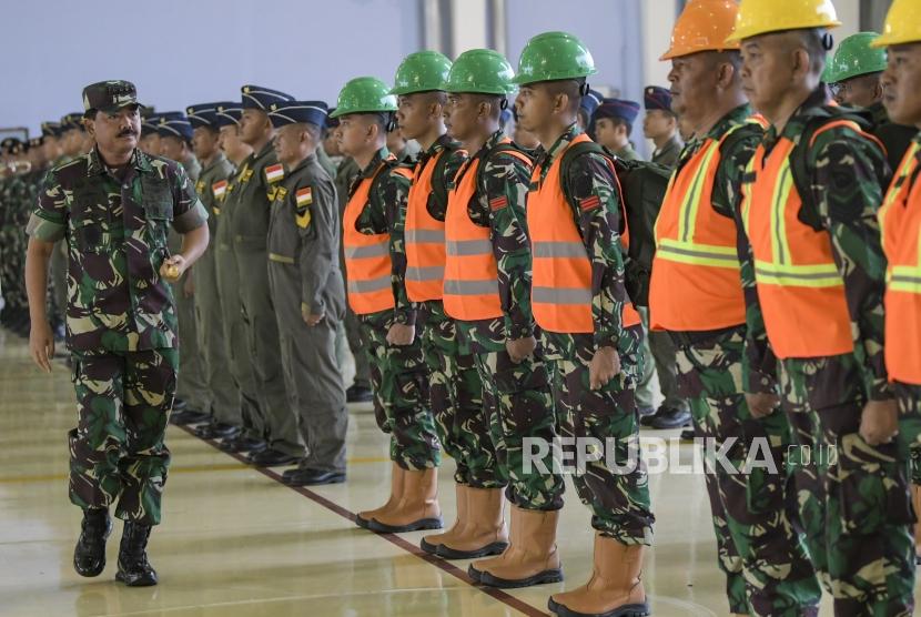 Panglima TNI Marsekal TNI Hadi Tjahjanto (kiri) 