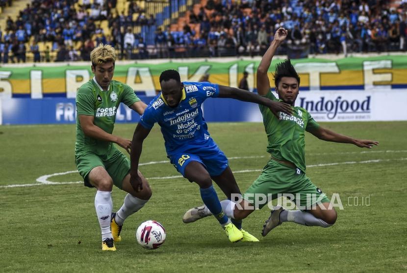 Penyerang Persib Bandung Geoffrey Wynton Mandelano C berebut bola dengan pemain Melaka United pada pertandingan persahabatan antara Persib Bandung melawan Melaka United di Stasion Si Jalak Harupat, Kabupaten Bandung, Sabtu (1/2).