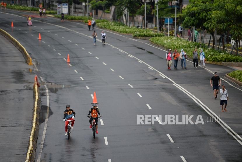 Warga berolahraga saat pelaksanaan Car Free Day di Kawasan Jalan Sudirman, Jakarta, Ahad (2/2).