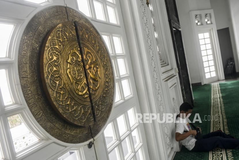 Umat Islam harus senantiasa beramal dengan ikhlas. Seorang warga beristirahat usai menunaikan ibadah di Masjid Ramlie Musofa, Sunter, Jakarta, Ahad (2/2).