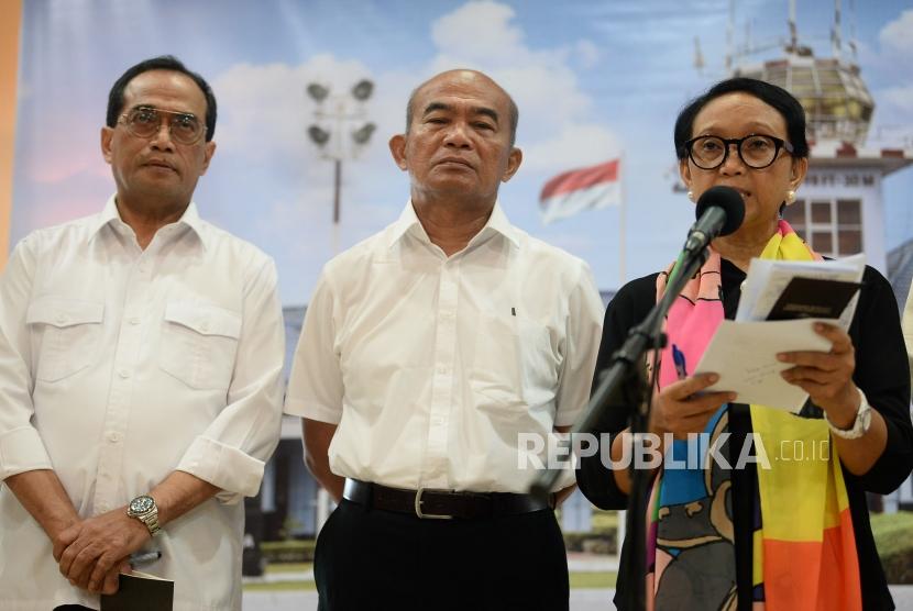 Menteri Luar Negeri Retno Marsudi (kanan) didampingi Menko PMK Muhadjir Effendy (tengah) dan Menteri Perhubungan Budi Karya Sumadi (kiri) memberikan keterangan pers seusai menggelar rapat terbatas dengan Presiden Joko Widodo di Lanud Halim Perdanakusuma, Jakarta, Ahad (2/2). Kemenhub sudah meminta maskapai untuk menunda penerbangan dari dan ke China.