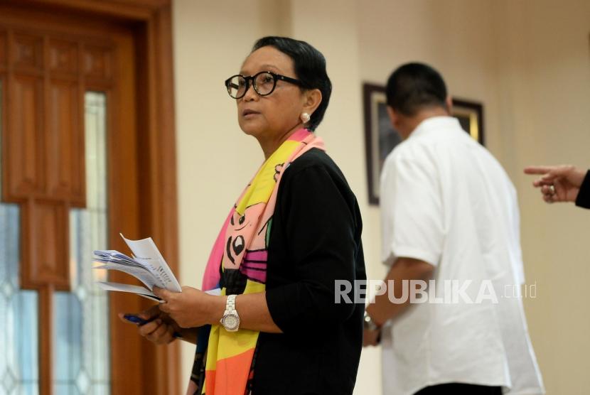 Menteri Luar Negeri Retno Marsudi usai memberikan keterangan pers seusai menggelar rapat terbatas dengan Presiden Joko Widodo di Lanud Halim Perdanakusuma, Jakarta, Ahad (2/2).