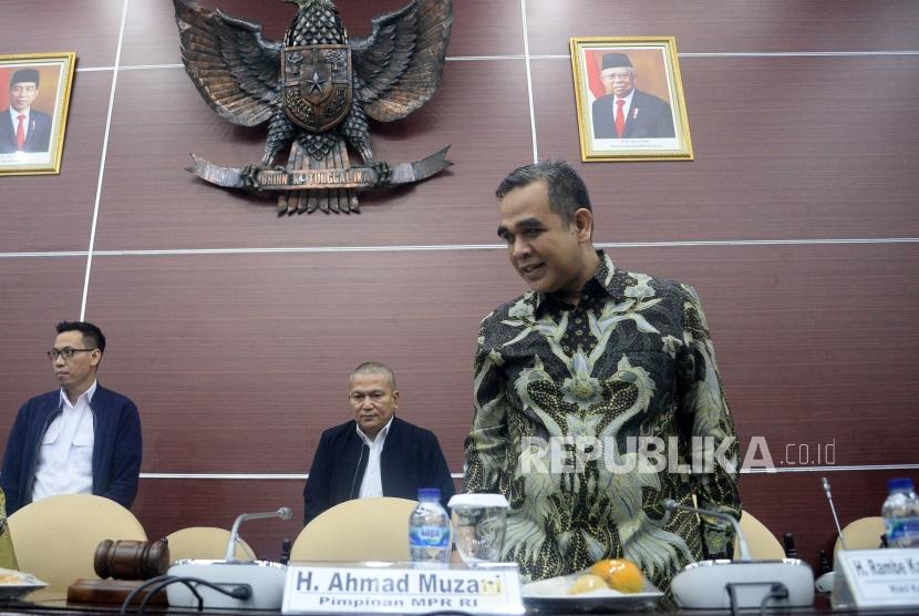 Wakil Ketua MPR Ahmad Muzani saat menghadiri rapat pleno ke-1 Komisi Kajian Ketatanegaraan MPR RI di Komplek Parlemen, Senayan, Jakarta, Senin (3/2).
