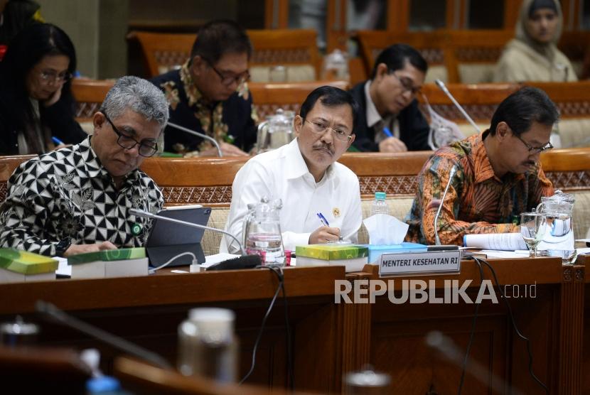 Menteri Kesehatan Terawan Agus Putranto mengikuti rapat kerja dengan Komisi IX DPR di Kompleks Parlemen, Senayan, Jakarta, Senin (3/2).
