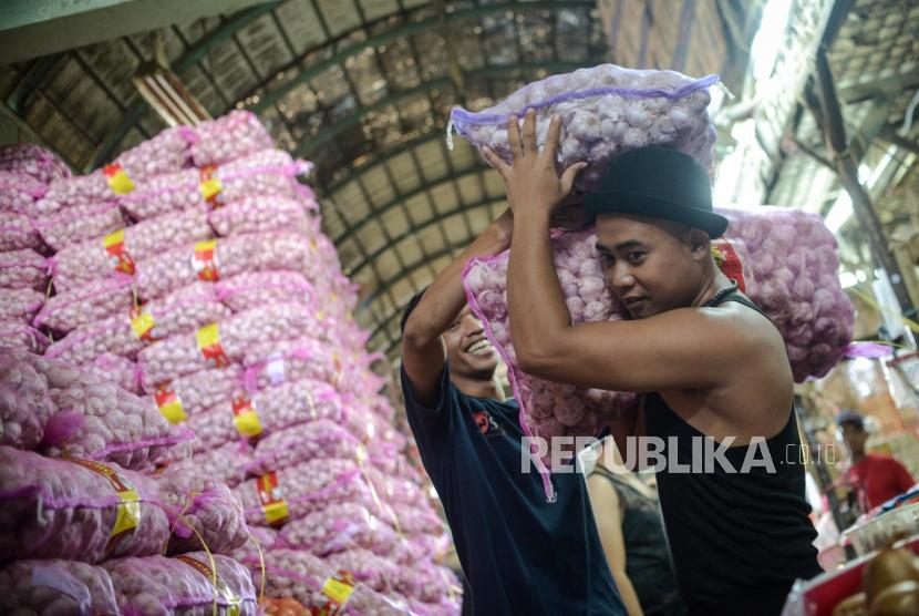 Pedagang mengangkut bawang putih di Pasar Induk Kramat Jati, Jakarta Timur. Pemprov Jawa Timur menunggu hasil rapat terbatas Presiden terkait bawang putih