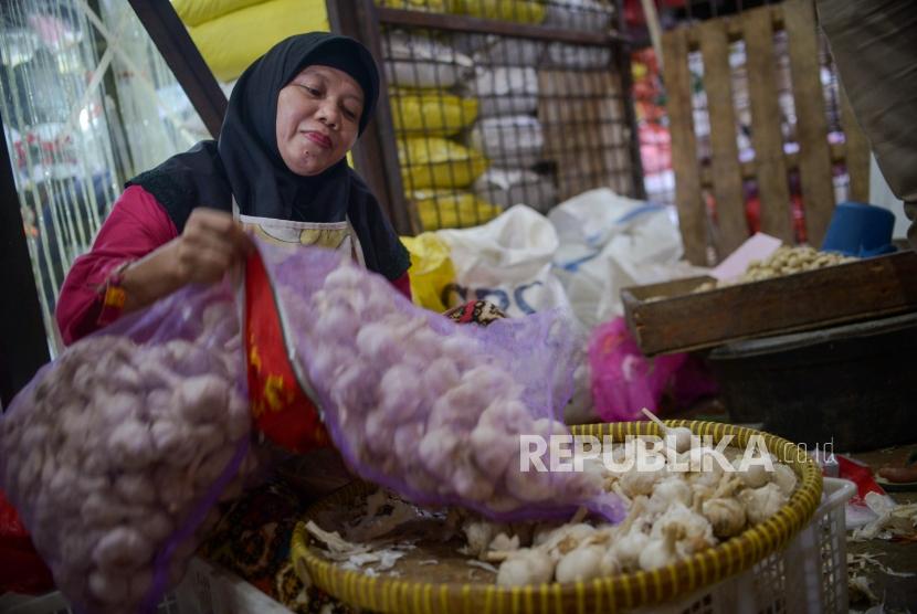 Pedagang mengangkut bawang putih di Pasar Induk Kramat Jati, Jakarta Timur, Selasa (4/2). BI Provinsi DKI menyebut pertumbuhan ekonomi DKI masih lebih besar dari nasional
