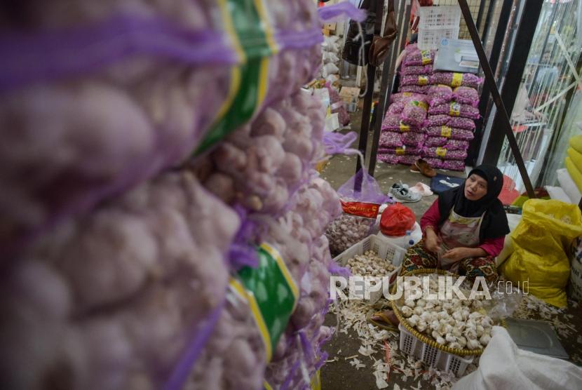  Harga bawang putih di sejumlah pasar tradisional di Sumatera Barat (Sunmbar) naik hampir 100 persen (Foto: ilustrasi pedagang bawang putih)