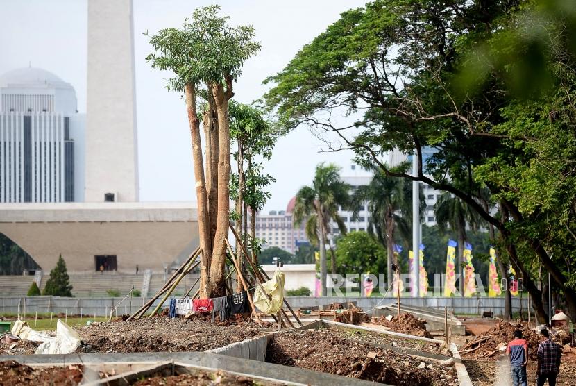 Pohon-pohon baru tertanam di lokasi revitalisasi Plaza Selatan Monumen Nasional (Monas), Jakarta, Selasa (4/2).