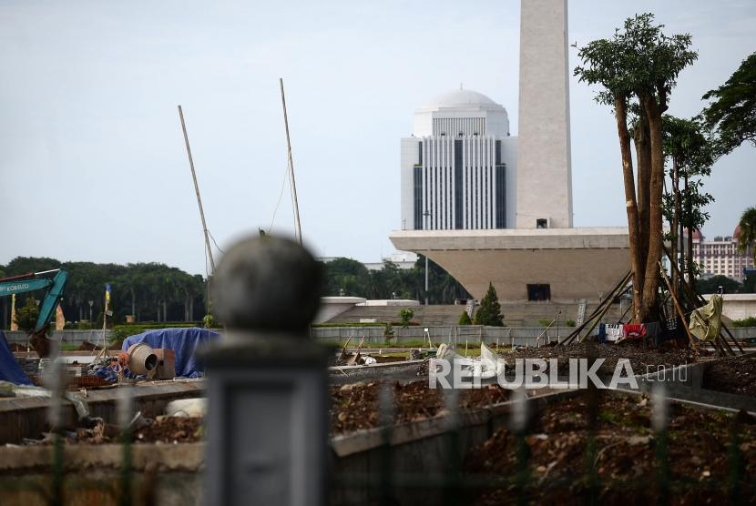 Pemeriksaan dugaan maladministrasi revitaliasi Monas sedang berlangsung. Pohon-pohon baru tertanam di lokasi revitalisasi Plaza Selatan Monumen Nasional (Monas), Jakarta, Selasa (4/2).(Republika/Prayogi)